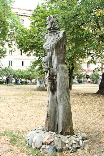 Статуя из дерева